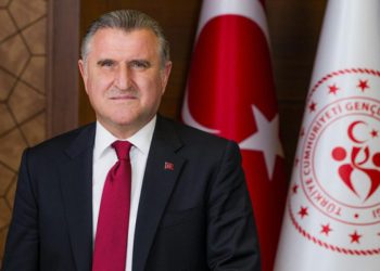 Bakan Bak, 11. kez Avrupa şampiyonu olan milli güreşçi Taha Akgül'ü tebrik etti