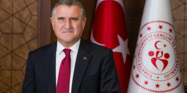 Bakan Bak, 11. kez Avrupa şampiyonu olan milli güreşçi Taha Akgül'ü tebrik etti