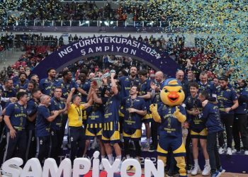 Fenerbahçe Beko kupasını aldı