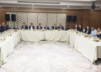 Başbakan  Üstel, Adıyaman Valisi Osman Varol ile görüṣtü