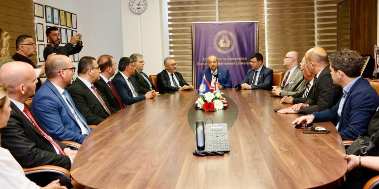 Cumhurbaşkanı Tatar DAÜ’yü ziyaret etti