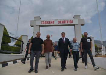 Büyükelçi Feyzioğlu Taşkent Şehitliği’ni ziyaret etti: “Bu topraklarda yaşananları herkesin bilmesi, hiçbirimizin unutmaması gerekiyor”