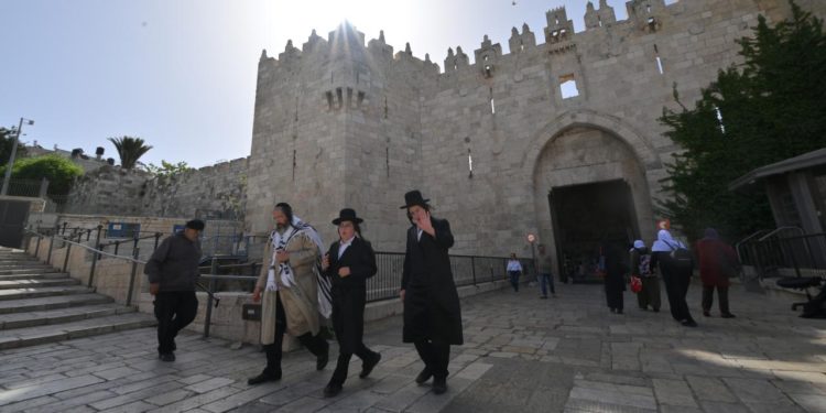Yüzlerce fanatik Yahudi Mescidi Aksa'ya baskın düzenledi