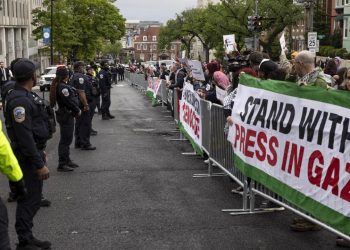 Filistin destekçileri, Beyaz Saray Muhabirleri Derneği Yemeği'ni protesto etti