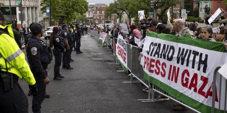 Filistin destekçileri, Beyaz Saray Muhabirleri Derneği Yemeği'ni protesto etti
