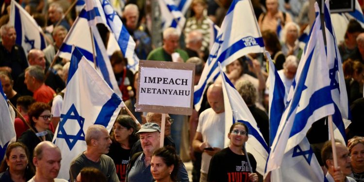 İsrailliler Netanyahu'nun istifası için yine sokaklara indi