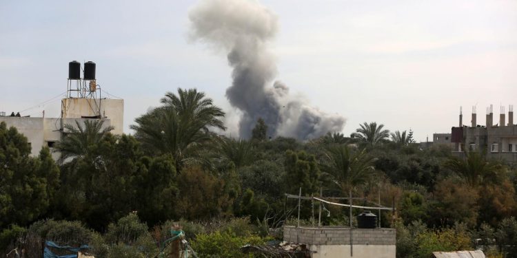 İsrail Gazze'de bir eve hava saldırısı düzenledi: 2 ölü, 6 ağır yaralı