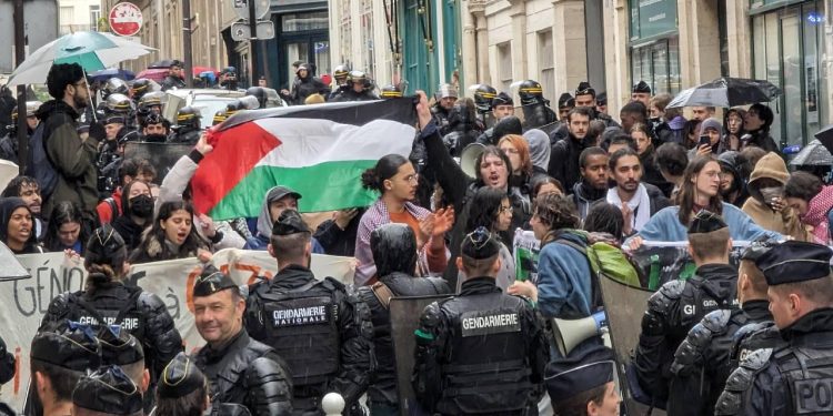 Fransız polisi Filistin'e destek eylemlerine katılan 2 öğrenciyi gözaltına aldı