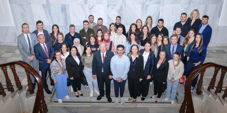 Bakan Dinçyürek, İstanbul’da tıpta ihtisas yapan öğrencilerle bir araya geldi