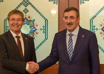 Başbakan Üstel, yurda döndü