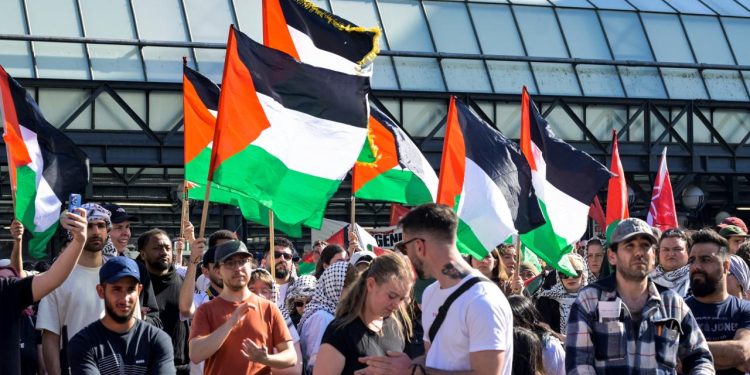 Almanya'daki 1 Mayıs yürüyüşünde 'Özgür Filistin' sloganları