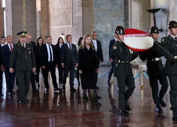 Canaltay başkanlığındaki Meclis Komitesi Anıtkabir’i ziyaret etti…