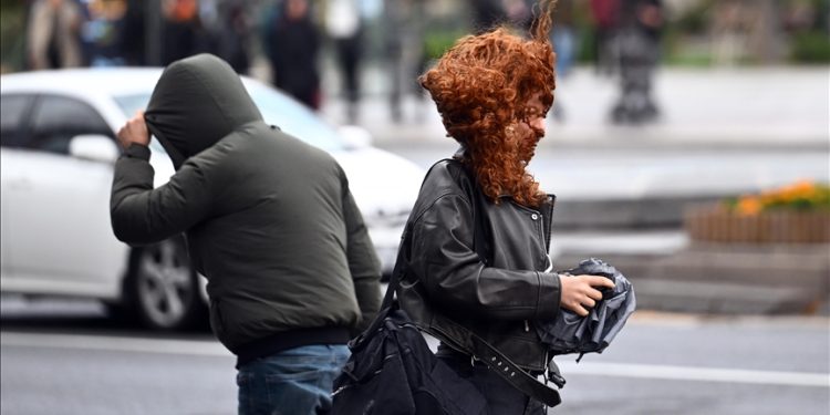 Meteoroloji Dairesi’nden yarın için karada ve denizde “fırtınamsı rüzgar” uyarısı