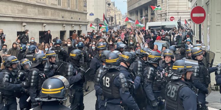 Fransız polisinden Gazze destekçisi öğrencilere biber gazlı müdahale