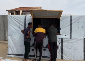 Filistinli eczacı Refah'ta çadırdan eczane açtı