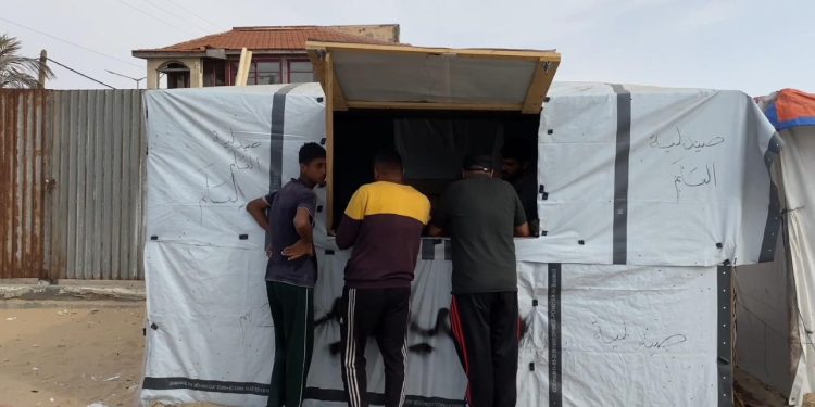 Filistinli eczacı Refah'ta çadırdan eczane açtı