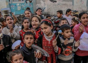 İsrail'in Gazze'deki eğitim soykırımına rağmen Filistinliler okumaya devam ediyor