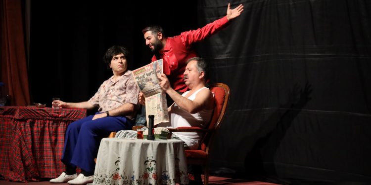 İskele Belediyesi 2. Tiyatro Günleri’nde Karya Tiyatro Atölyesi’nden “Şeytan Tüyü” sahne aldı