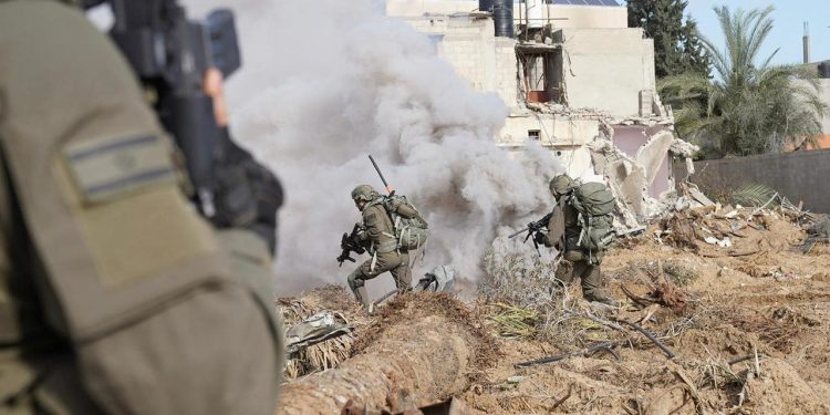 İsrail Gazzelilerin sığındığı okulun yakınına saldırdı