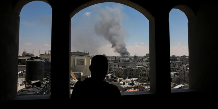 Refah'ın doğusunda İsrail ordusu ile Filistinli direnişçiler arasında çatışmalar sürüyor