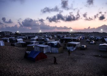 Filistin Kızılayı: İsrail'in muhtemel kara saldırısı sebebiyle binlerce kişi Refah'tan göç ediyor