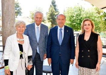 Cumhurbaşkanı Tatar ve eşi Sibel Tatar, sanatçı Ediz Hun’la bir araya geldi