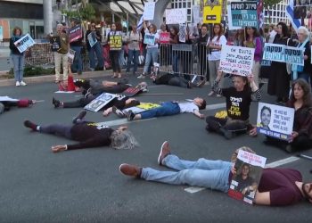 Gazze'deki İsrailli esirlerin yakınları Tel Aviv'de sessiz protesto yaptı