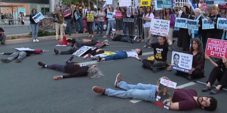 Gazze'deki İsrailli esirlerin yakınları Tel Aviv'de sessiz protesto yaptı