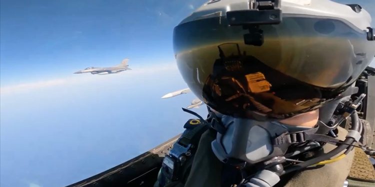 Türk Hava Kuvvetlerinden Kıbrıs adasının güneyinde eğitim uçuşu