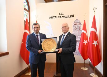 Meclis Başkanı Töre, Antalya Valisi Hulusi Şahin’i makamında ziyaret etti