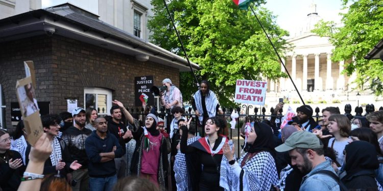 Londra'daki UCL önünde Filistin'le dayanışma eylemi düzenlendi
