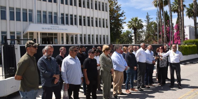 KTAMS ve Kamu-İş, Başbakanlık önünde basın açıklaması yaptı…KTAMS ve Kamu-İş yetkilileri, Başbakanlık Müsteşarı Ongan ile görüştü