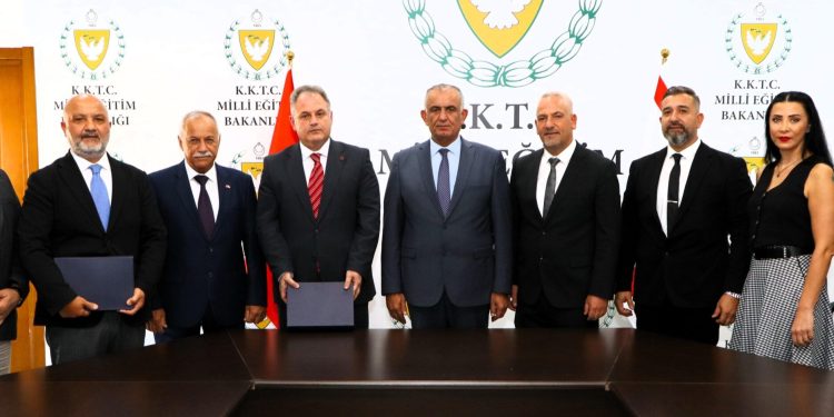 Bakan Çavuşoğlu, hizmet içi eğitimlere katkı koyan üniversiteler ile bir araya geldi