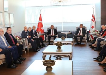 Erhürman, Özel ve beraberindeki heyeti karşıladı