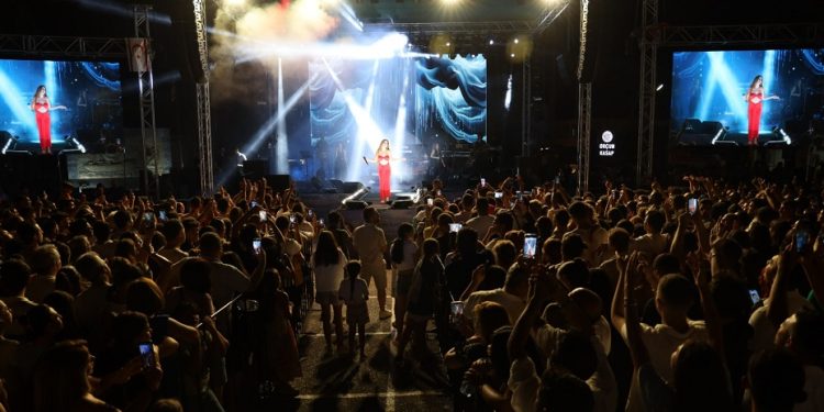 Geleneksel İskele Festivali Simge Sağın konseri ile tamamlandı