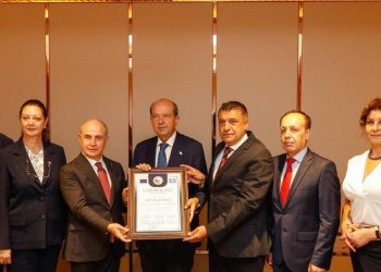 Cumhurbaşkanı Tatar’a DMW Uluslararası Diplomatlar Birliği Onursal Başkanlığı ünvanı takdim edildi: “Er ya da geç Kıbrıs Türkü özden gelen haklarını elde edecektir”