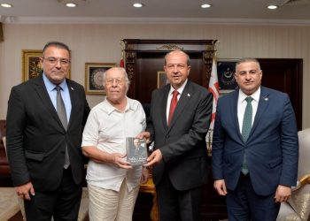Cumhurbaşkanı Ersin Tatar, gazeteci Ahmet Tolgay’ı kabul etti
