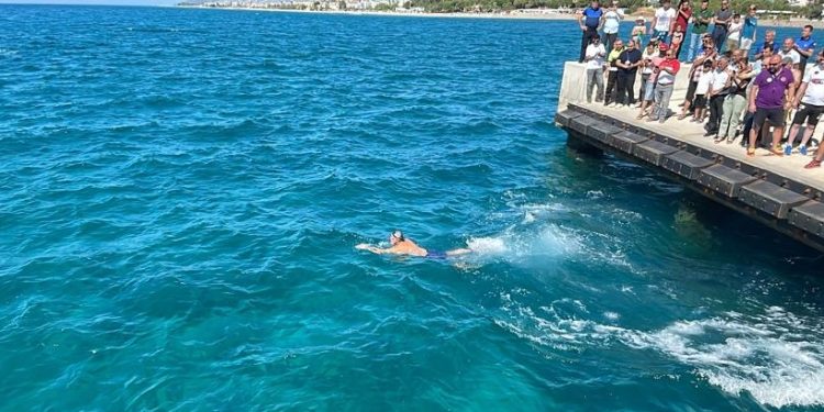 Türkiye’nin Eski Devlet Bakanı Tüzmen ile 7 sporcu, Anamur’dan Girne’ye yüzecek