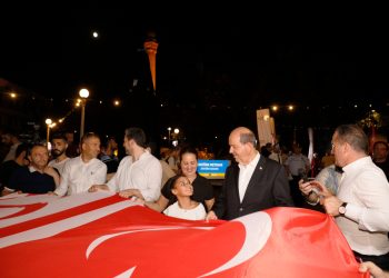 Cumhurbaşkanı Tatar, Mehteran eşliğinde gerçekleştirilen Bayrak Yürüyüşü’ne katıldı