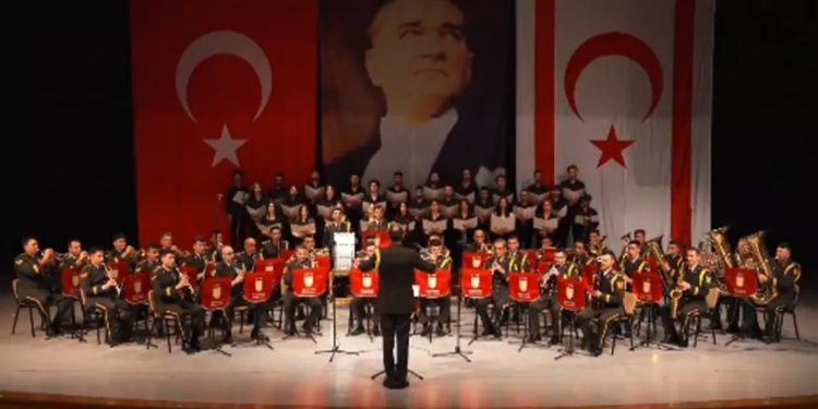 DAÜ Güzel Sanatlar Eğitimi Bölümü Korosu, “Kıbrıs Türk Barış Kuvvetleri Marşı”nın seslendirilmesinde yer aldı