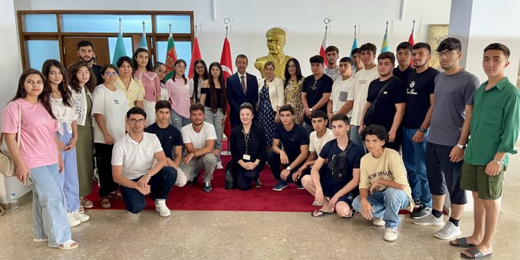 Dışişleri Bakanı Ertuğruloğlu, Azerbaycanlı şehit çocuklarını ağırladı