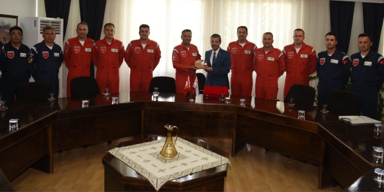Dışişleri Bakanı Ertuğruloğlu, Türk Yıldızları’nı ağırladı