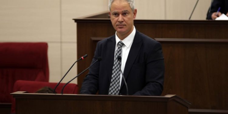 Hasipoğlu’ndan CTP’nin eleştirilerine Meclis Kürsüsü’nden yanıt
