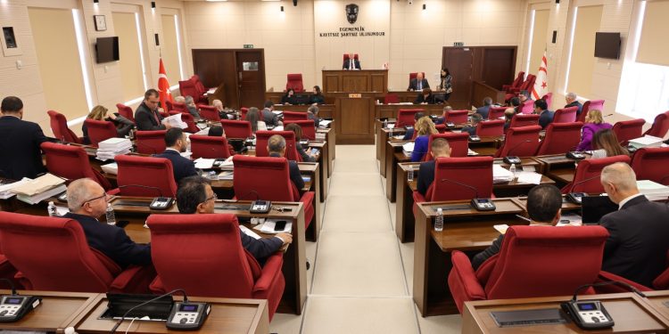 İçişleri Bakanı Oğuz, kelepçeyle mahkemeye götürülen tutuklulardan hükümet adına özür diledi