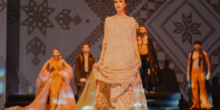 Öztoprak “Tek Şahidi Cümbezdi” defilesiyle Mağusa’daydı