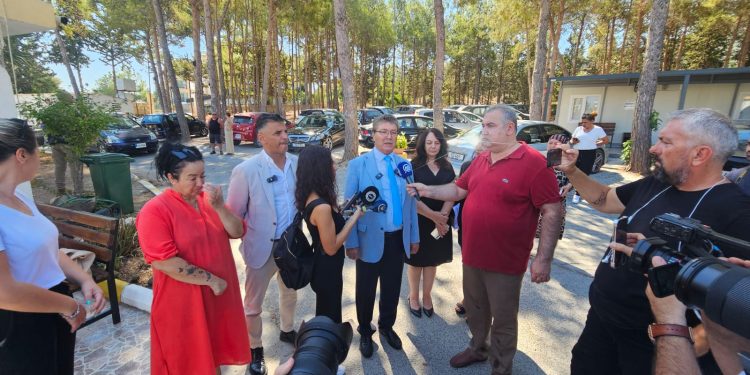 Başbakan Üstel, Lapta Sağlık Merkezi’ni ziyaret etti yapılacak yenileme çalışmalarını anlattı: ‘ 2025’i sağlık yılı olarak ilan ettik, sağlıkta dev adımlar atılacak’