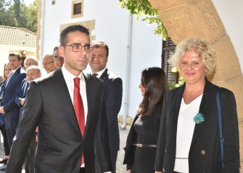 Türkiye’nin Lefkoşa Büyükelçiliğine atanan Serim güven mektubunu Cumhurbaşkanı Tatar’a sundu.