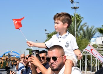 Lefkoşa Dr. Fazıl Küçük Bulvarı’nda 30 Ağustos Zafer Bayramı resmigeçit töreni