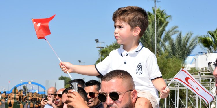 Lefkoşa Dr. Fazıl Küçük Bulvarı’nda 30 Ağustos Zafer Bayramı resmigeçit töreni