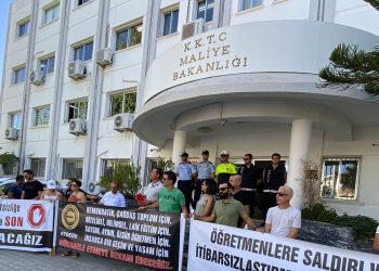 KTOEÖS Maliye Bakanlığı önünde eylem yaptı
